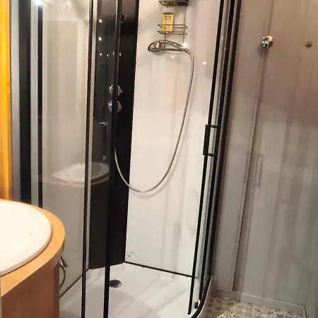Close To Local Amenities, 4 Min Walk To Busway Holiday home *