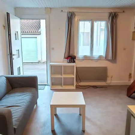 Close To Local Amenities, 4 Min Walk To Busway Holiday home Nantes