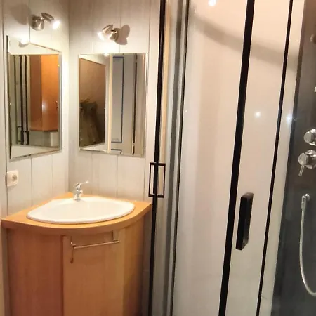 Close To Local Amenities, 4 Min Walk To Busway Holiday home *